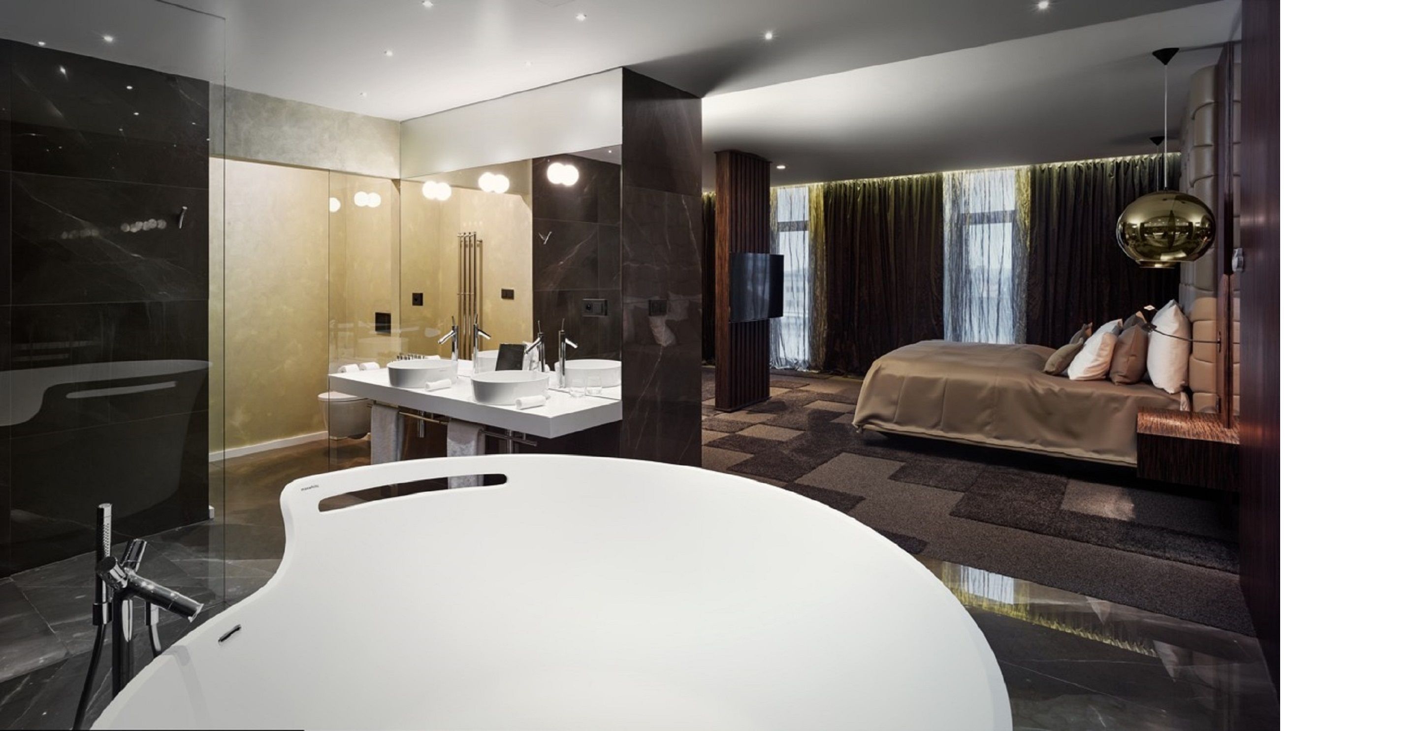 junior apartment, 1 bedroom, bathtub | minibar, in-room safe, desk, iron/ironing board