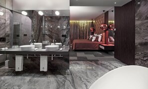 Junior appartement, 1 slaapkamer, bad | Badkamer | Gratis toiletartikelen, een haardroger, badjassen, pantoffels