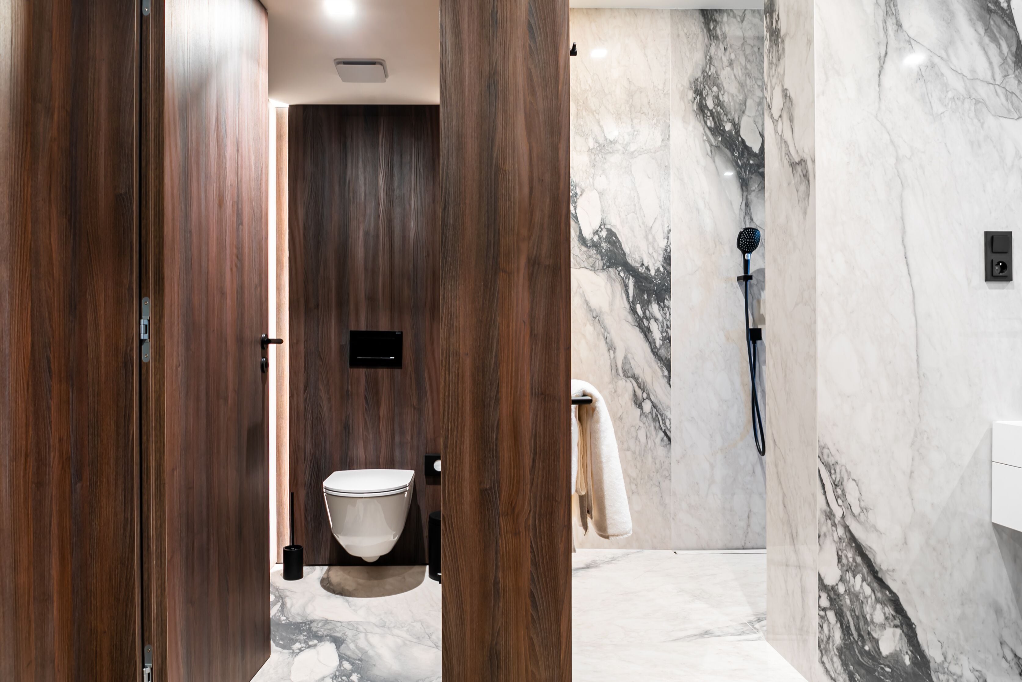 Deluxe Room | Bathroom | Free toiletries, hair dryer, bathrobes, slippers