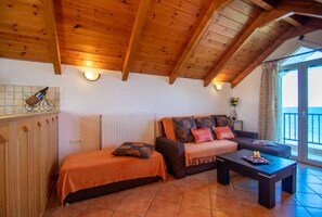 Apartment, 2 Schlafzimmer, Meerblick | Wohnbereich | Plasmafernseher