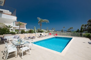 Piscina externa, guarda-sóis, espreguiçadeiras