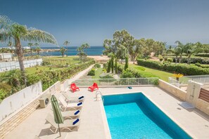 Outdoor pool, pool umbrellas, sun loungers - Shaye Frontline Villa (Paralimni)