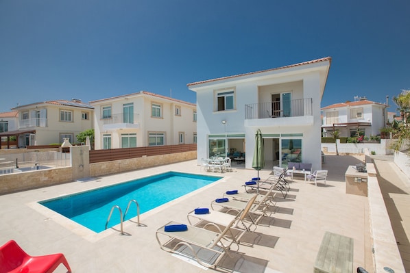 Piscina externa, guarda-sóis, espreguiçadeiras
