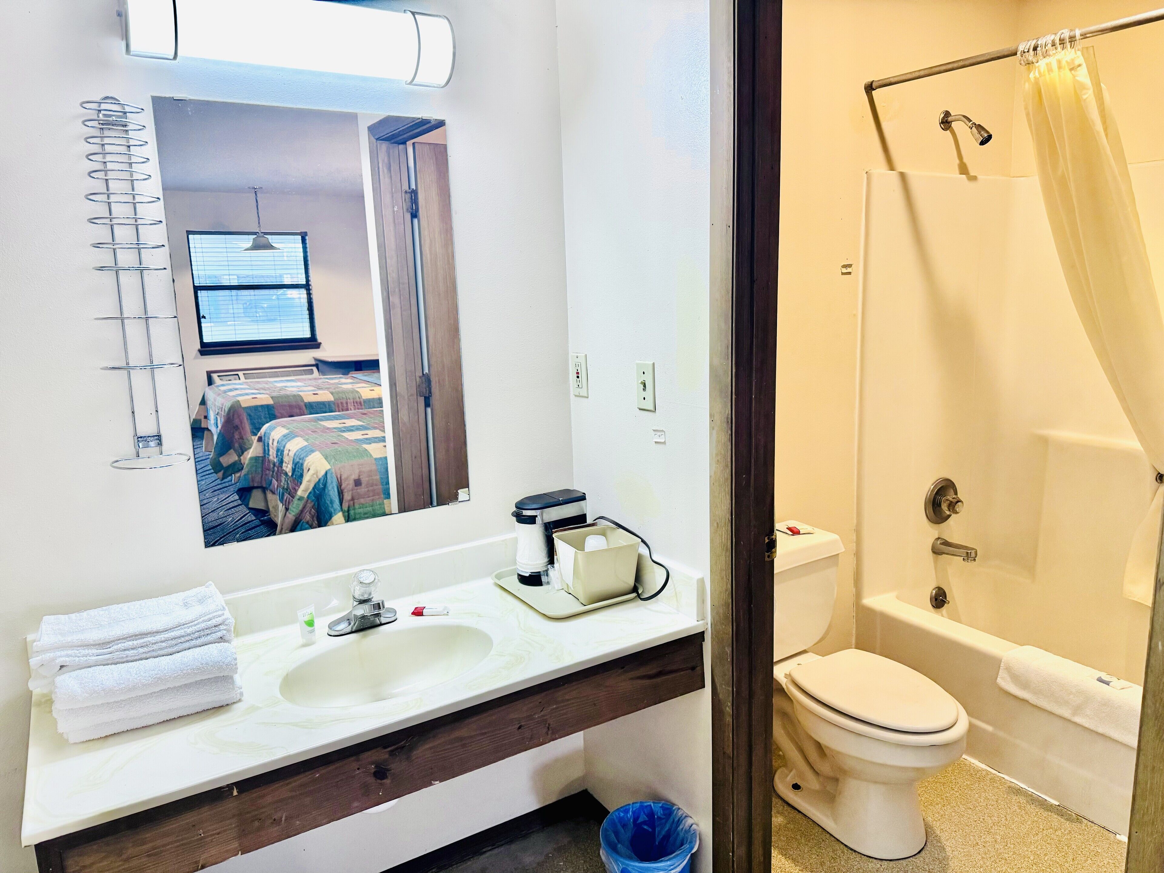 Combined shower/tub, towels