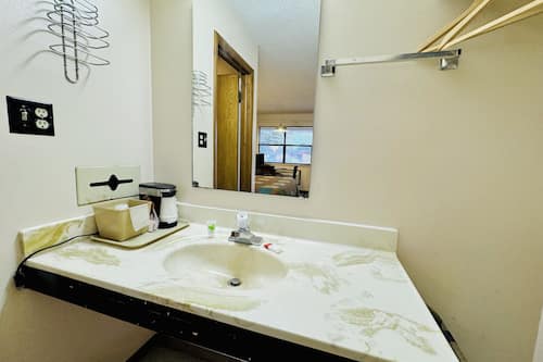 Combined shower/tub, towels