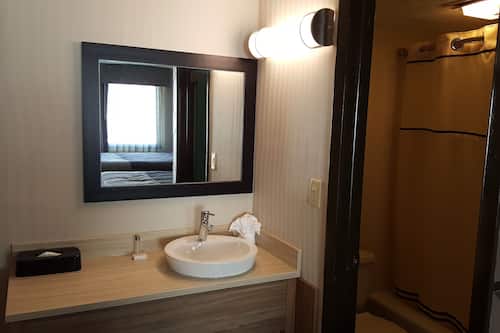 Standardzimmer, 2 Queen-Betten | Badezimmer | Kostenlose Toilettenartikel, Haartrockner, Handtücher
