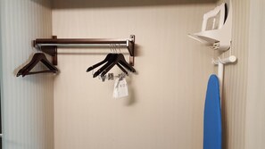 Literie de qualité supérieure, bureau, rideaux occultants