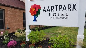 Segnaletica per l'hotel Aartpark Inn a Lewiston.
