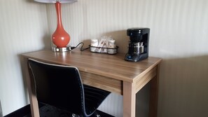 Room, 1 King Bed | Premium bedding, desk, blackout curtains, iron/ironing board - Aartpark Hotel Inn At Lewiston (Lewiston)
