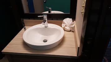 Kamar Triple Keluarga | Kamar mandi | Perlengkapan mandi gratis, pengering rambut, dan handuk