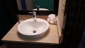 家庭三人房 | 浴室 | 免費盥洗用品、吹風機、毛巾