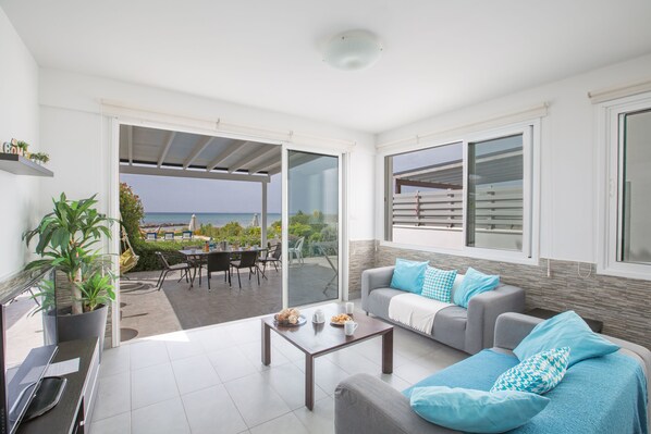 Huvila, 3 makuuhuonetta, yksityinen uima-allas | Olohuone | 32–tuumainen taulutelevisio, jossa satelliittikanavat