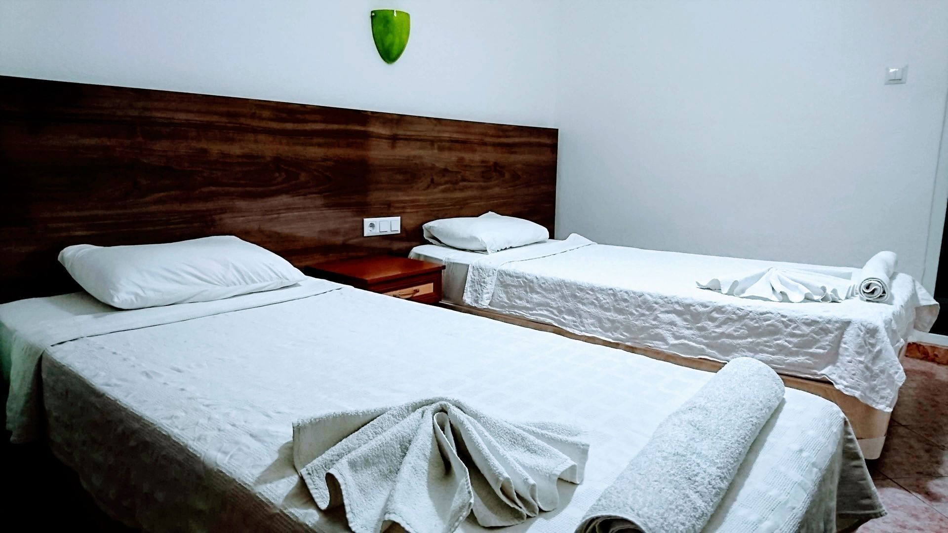 Minibar, escritorio y sistema de insonorización 