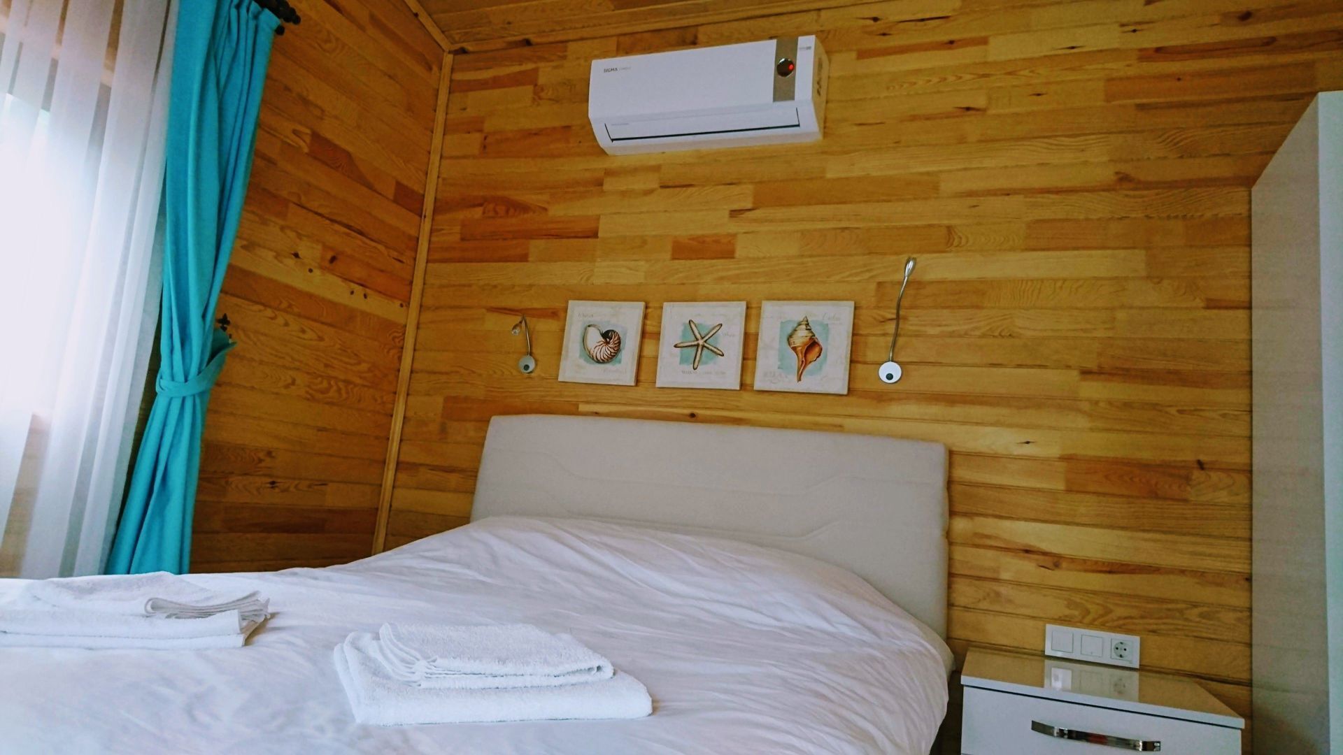 Minibar, escritorio y sistema de insonorización 