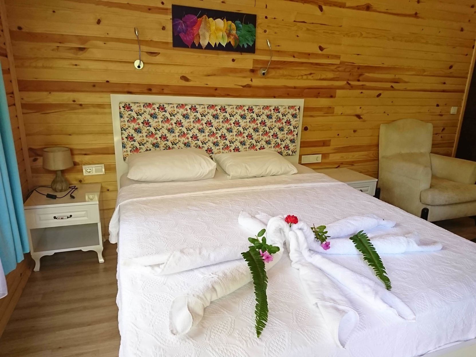 Minibar, escritorio y sistema de insonorización 