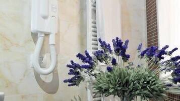Estudio | Amenidades de baño | Regadera y secadora de cabello