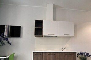 Studio | Private kitchenette | Fridge, cookware/dishes/utensils - Hotel Residence Matteotti (Novara)