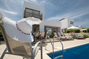 Outdoor pool - Esprit Villas (Neo Chorio)