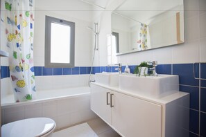 Villa, 3 slaapkamers, privézwembad, uitzicht op zee | Badkamer | Een aparte badkuip en douche, gratis toiletartikelen, een haardroger