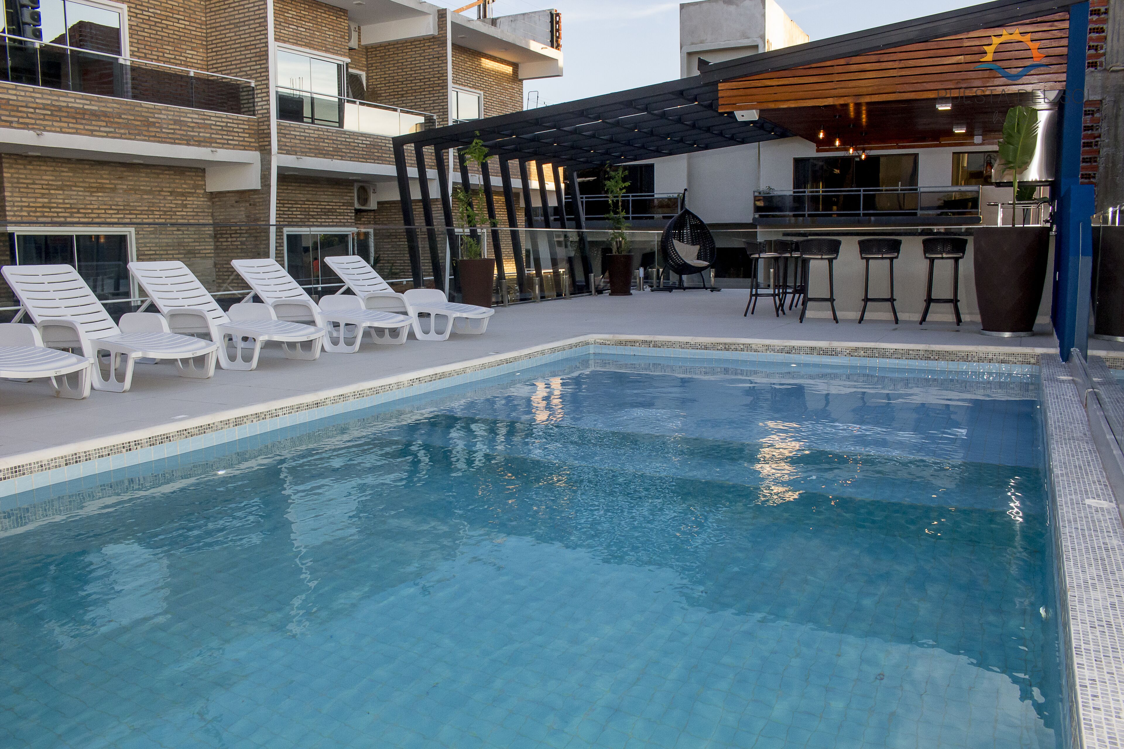 สระว่ายน้ำกลางแจ้ง