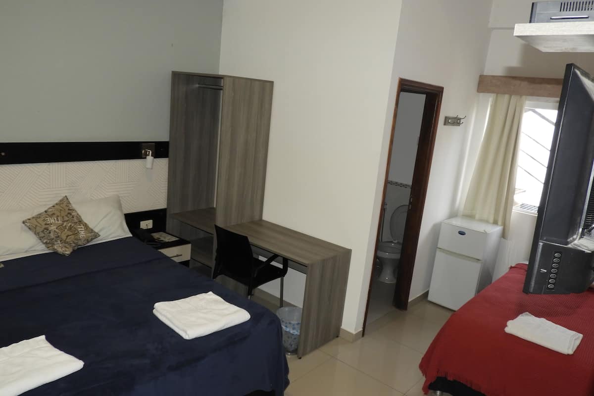 Triple Room | Minibar, desk, free WiFi