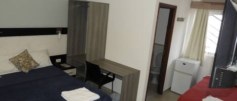 Chambre triple | Minibar, bureau, accès au Wi-Fi (inclus)
