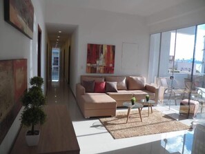 32-英寸LED 电视 （配备有线频道）、电视