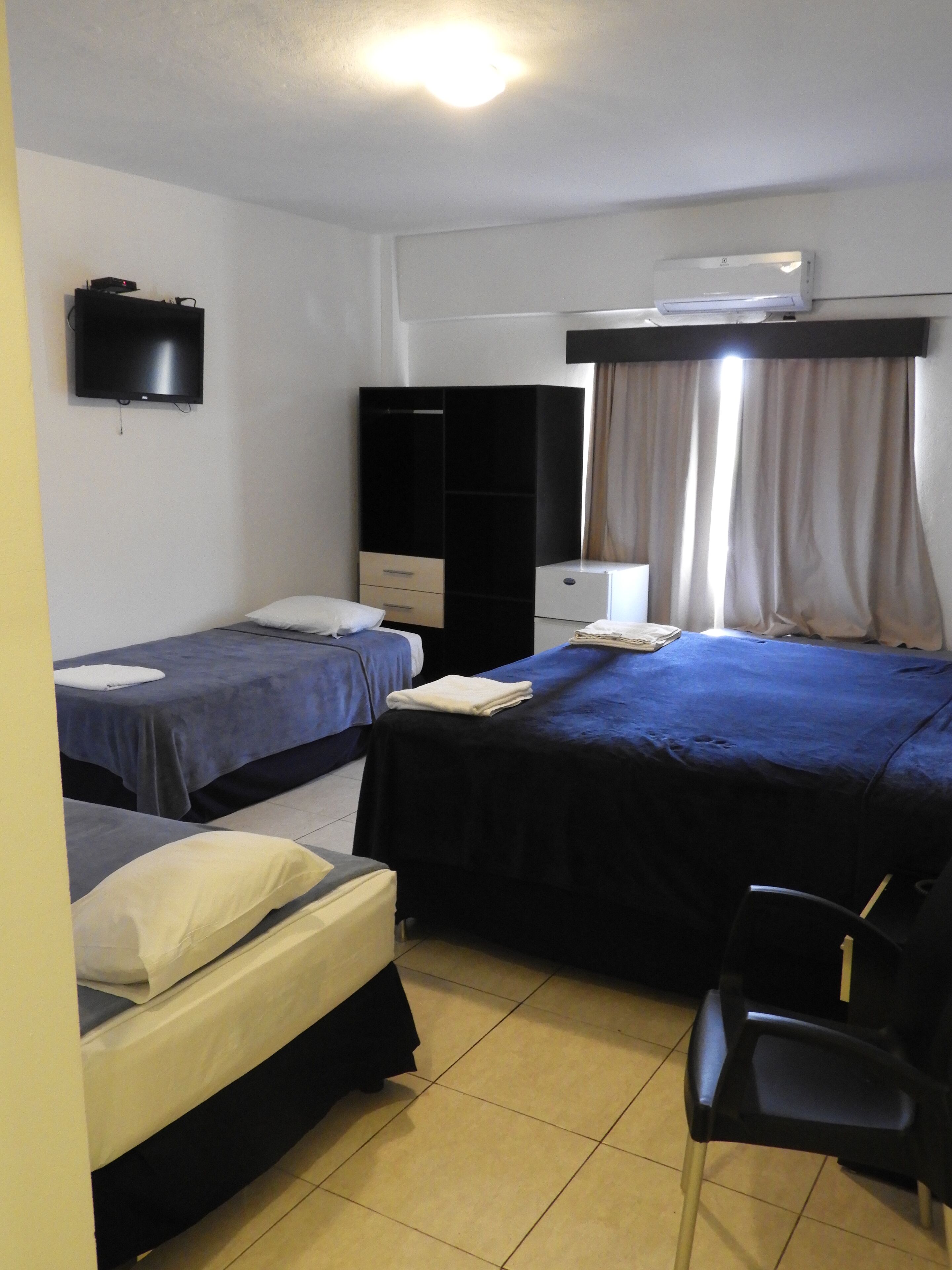 Minibar, escritorio y wifi gratis 