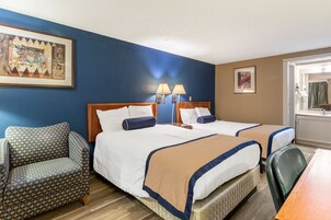 Escritorio, tabla de planchar con plancha, wifi gratis y ropa de cama 