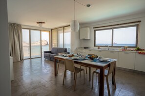 Apartamento superior, cocina básica, vistas al mar (Type D) | Caja fuerte, escritorio, sistema de insonorización y cunas gratuitas
