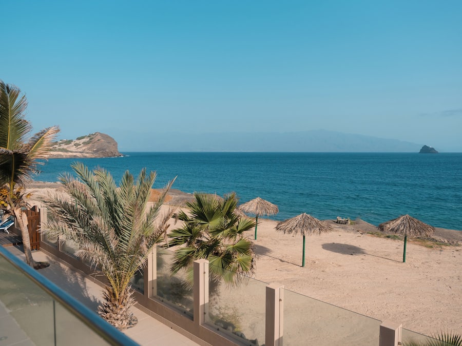 Pantai di sekitar dan pasir putih