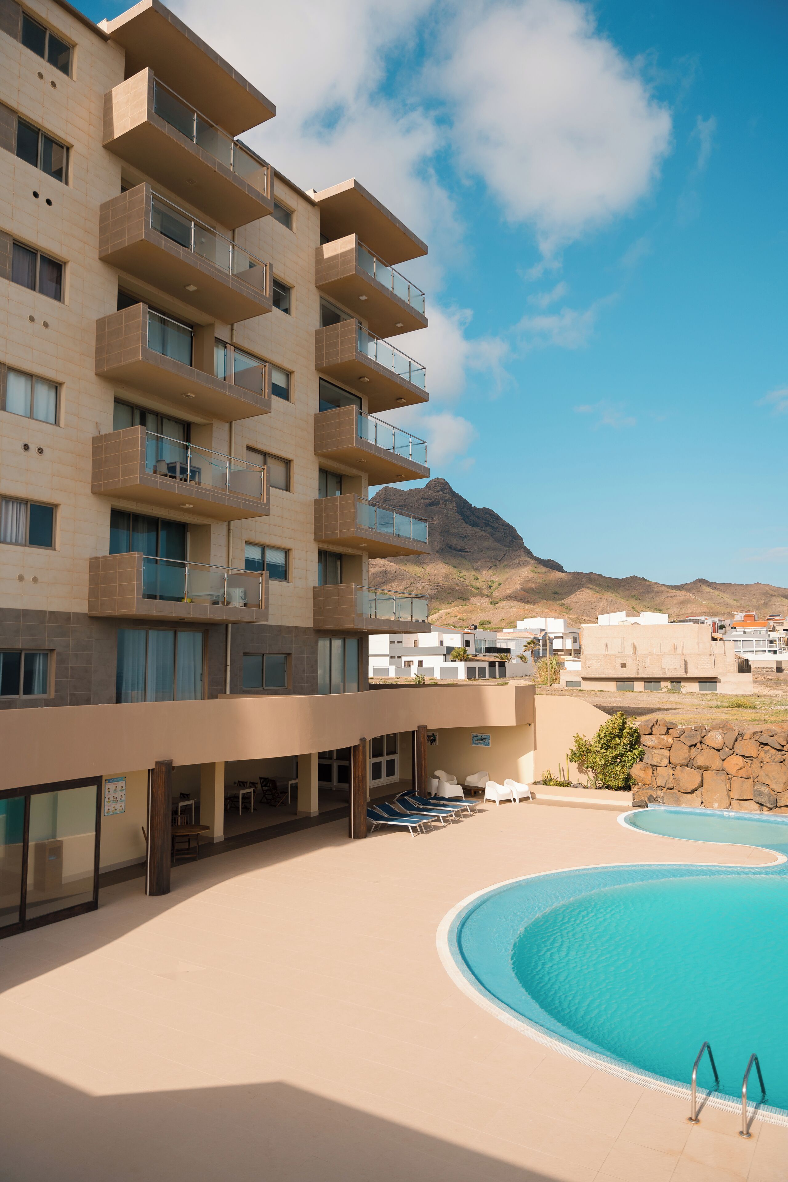 Una piscina al aire libre, tumbonas