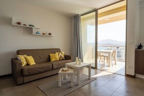 Deluxe-Apartment, 1 Schlafzimmer, Kochnische, eingeschränkter Meerblick (Type B) | Wohnbereich | Flachbildfernseher