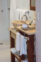 Ducha, artículos de tocador gratuitos, secador de pelo, toallas