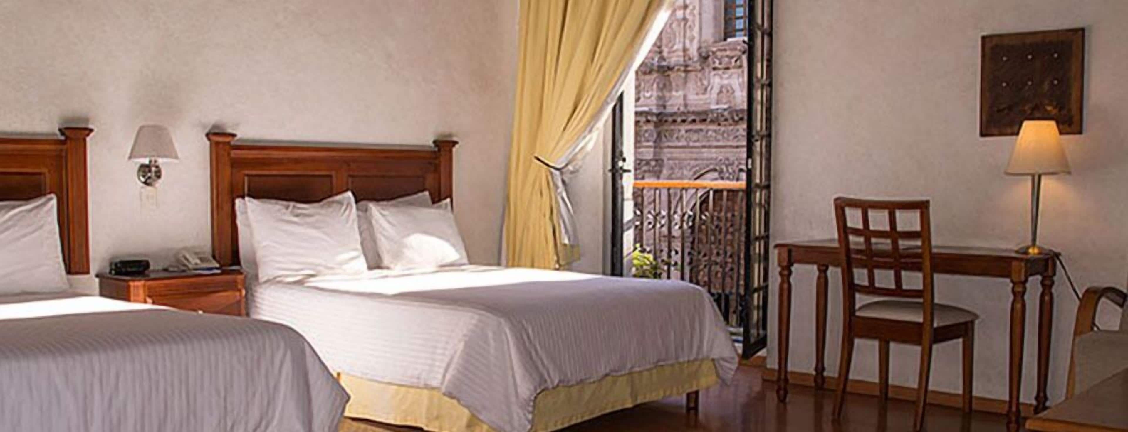 Caja de seguridad en la habitación y escritorio 