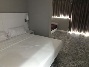 Habitación cuádruple, terraza | Escritorio, wifi gratis, ropa de cama