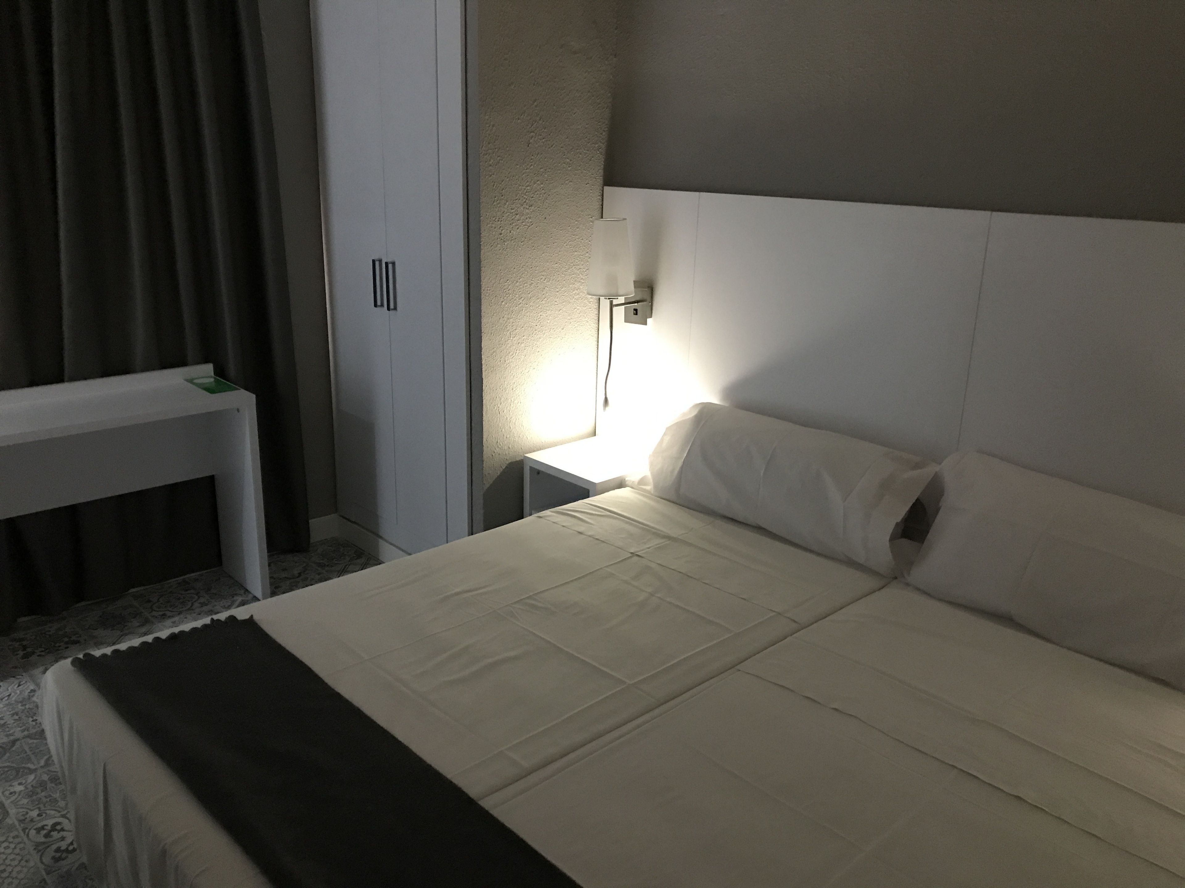 Tweepersoonskamer | Een bureau, gratis wifi, beddengoed