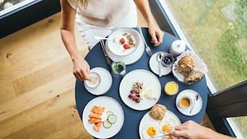 Free daily buffet breakfast