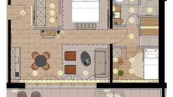 Un hôtel dont l’agencement comprend un espace de détente central, une salle à manger séparée et une chambre avec salle de bain.