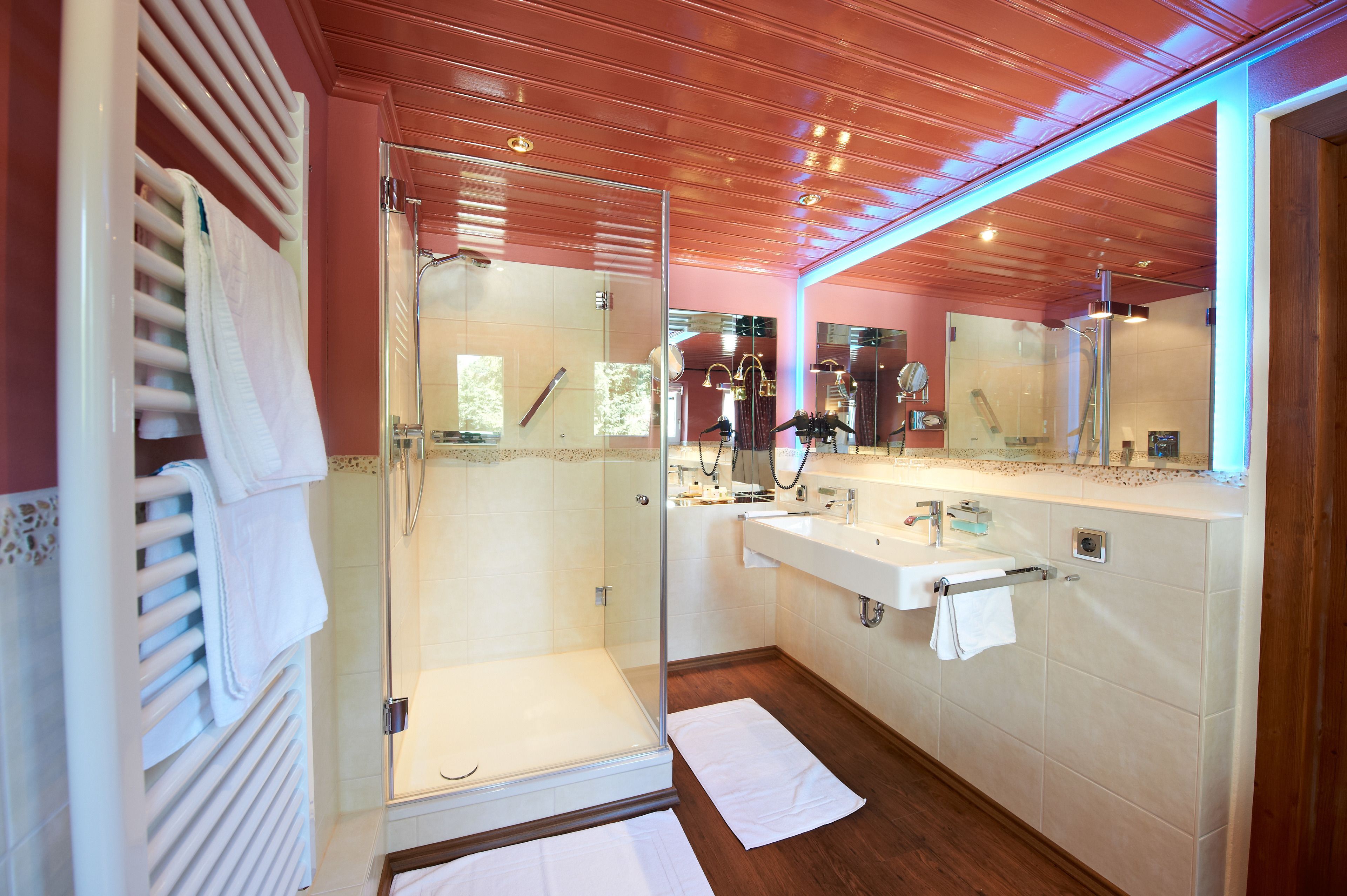 junior suite | bathroom | free toiletries, hair dryer, bathrobes, towels