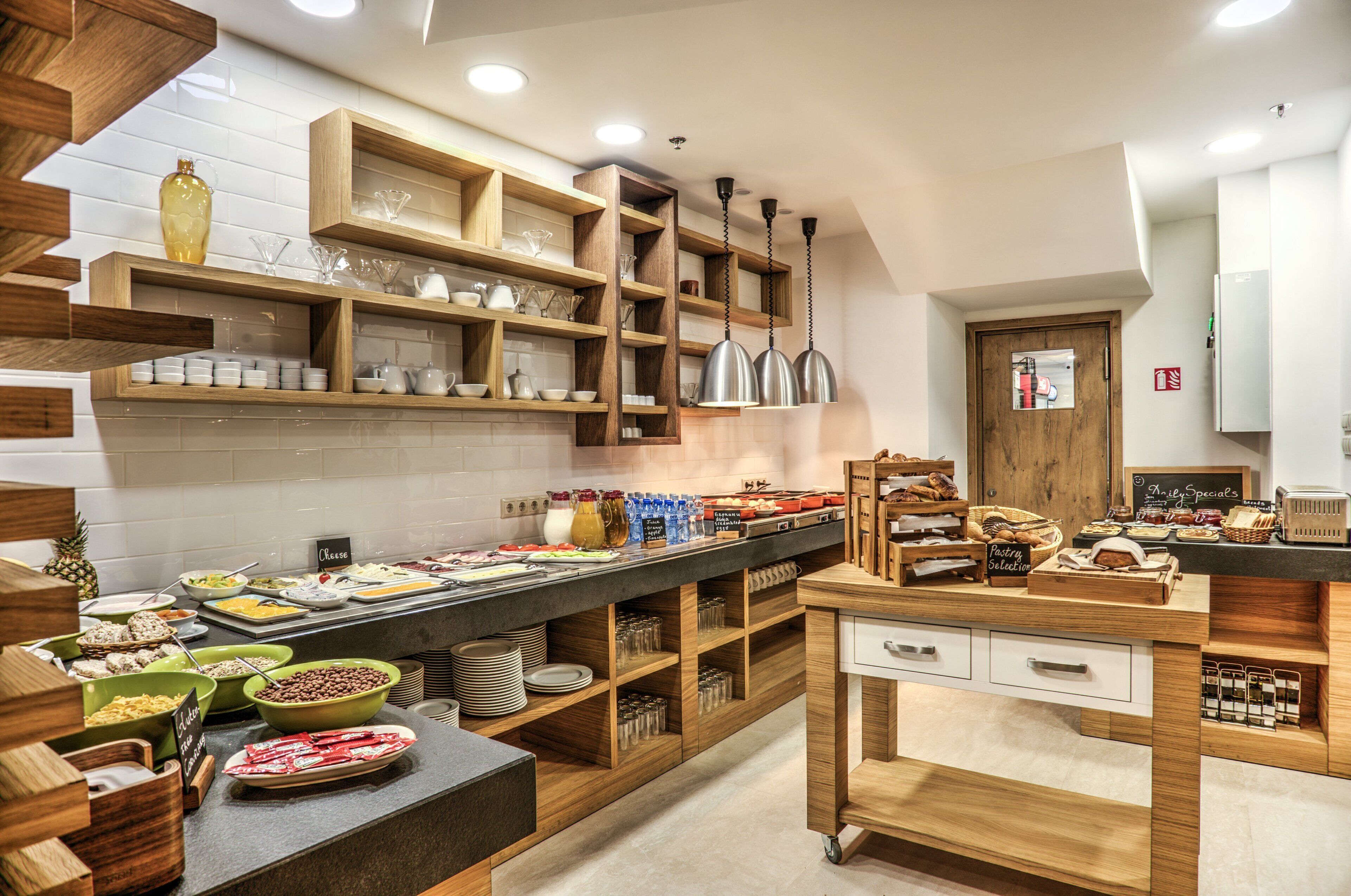 daily buffet breakfast (bgn 29.00 per person)