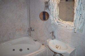 Maison, 2 chambres | Salle de bain | Douche, articles de toilette (gratuits), séchoir à cheveux, peignoirs
