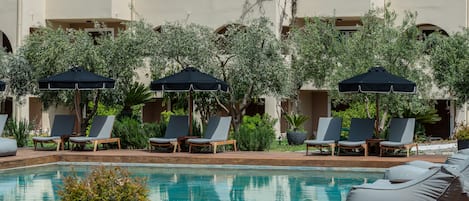 Ulkouima-allas, aurinkotuoleja