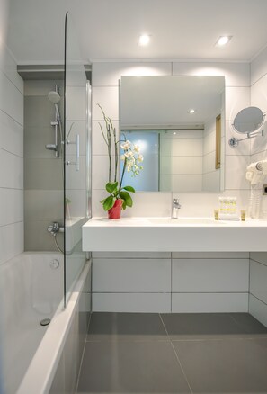 Executive Room, Terrace | Bathroom | Free toiletries, hair dryer, towels - Bitzaro Palace Hotel - All inclusive (Zakynthos)
