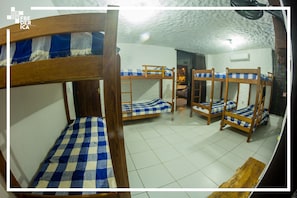 Dormitorio condiviso, per sole donne | Una cassaforte in camera, con stile personalizzato, Wi-Fi gratuito