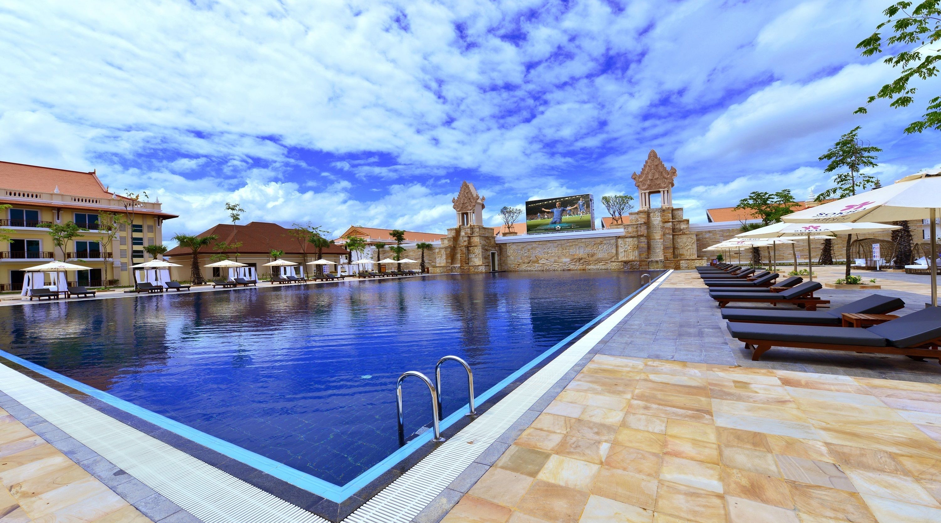 outdoor pool, free pool cabanas, pool umbrellas