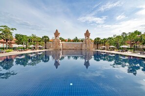 Outdoor pool, free pool cabanas, pool umbrellas - Sokha Siem Reap Resort & Convention Center (Siem Reap)