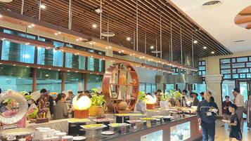 Sarapan bufet setiap hari (USD 18 seorang)