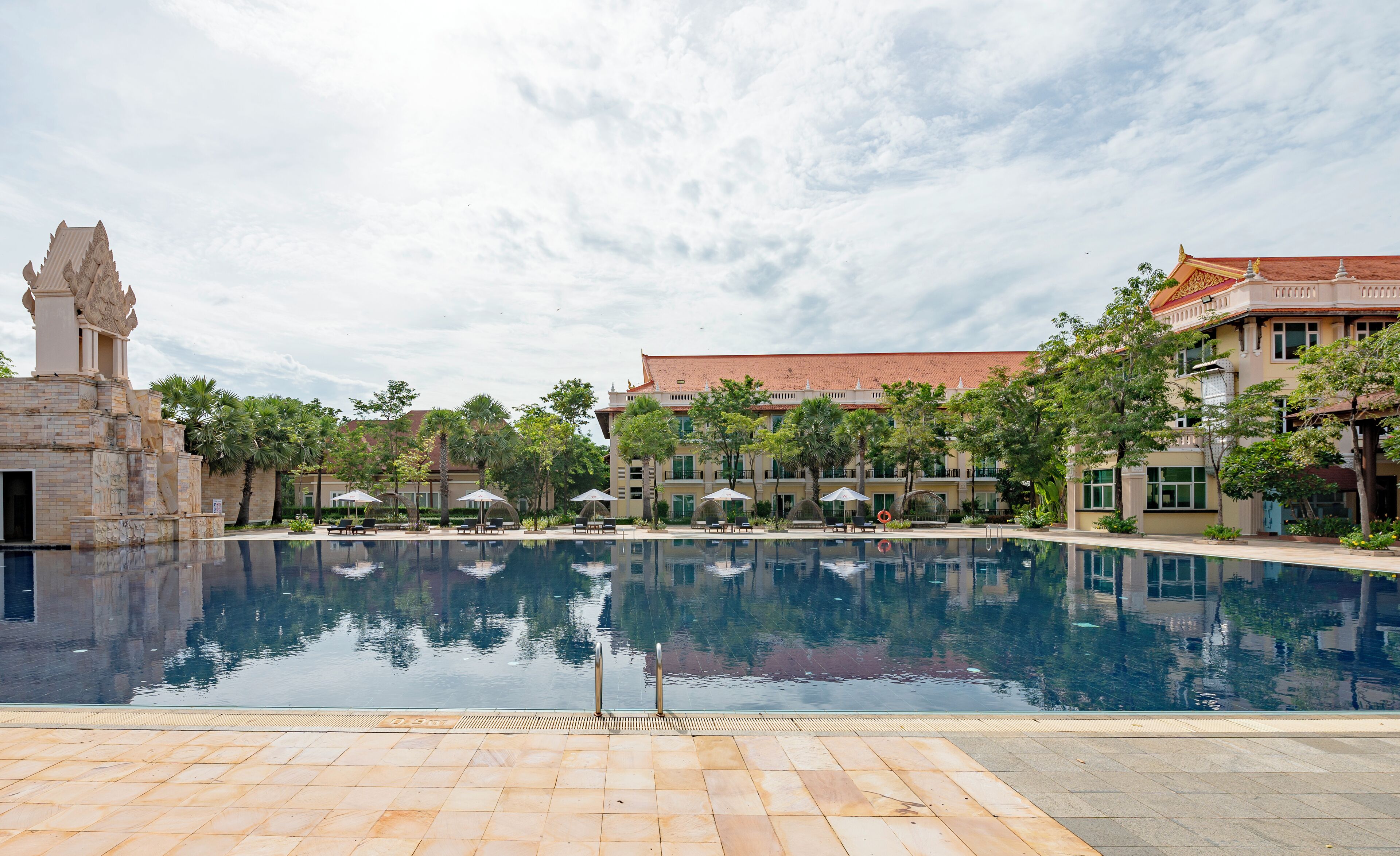 outdoor pool, free pool cabanas, pool umbrellas