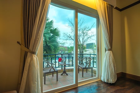 1 bedroom, premium bedding, in-room safe, desk